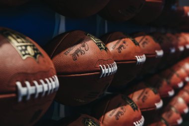 New York, Amerika Birleşik Devletleri - 28 Mayıs 2018: Satır Nfl birleştirerek interaktif oyunlar ve 4 d tiyatro deneyim Times Square, New York, bir ilk-in-onun-tür canlı eylem çekim Amerikan futbol topları.