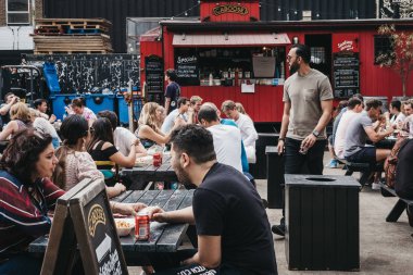 Londra, İngiltere - 22 Temmuz 2018: Ely'nın bahçesinde, popüler sanayi tarzı sokak gıda Brick Lane, Doğu Londra sadece piyasadan sokak gıda zevk insanlar.