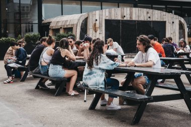 Londra, İngiltere - 22 Temmuz 2018: Ely'nın bahçesinde, popüler sanayi tarzı sokak gıda Brick Lane, Doğu Londra sadece piyasadan sokak gıda zevk insanlar.
