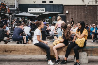 Londra, İngiltere - 22 Temmuz 2018: Ely'nın bahçesinde, popüler sanayi tarzı sokak gıda Brick Lane, Doğu Londra sadece piyasadan sokak gıda zevk insanlar.