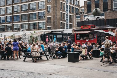 Londra, İngiltere - 22 Temmuz 2018: Ely'nın bahçesinde, popüler sanayi tarzı sokak gıda Brick Lane, Doğu Londra sadece piyasadan sokak gıda zevk insanlar.