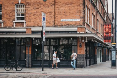 Londra, İngiltere - 22 Temmuz 2018: Spitalfields pazarında, Londra Moda, antika ve gıda tezgahları ile en iyi hayatta kalan Victorian Pazar koridorlarda yürürken insanlar.