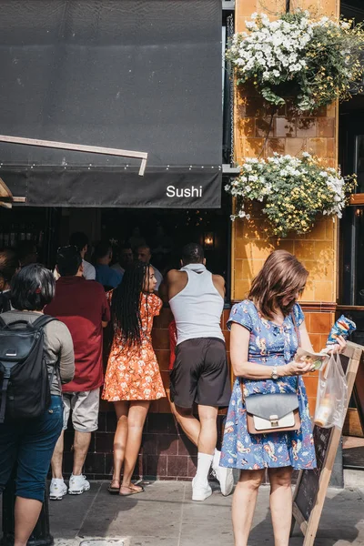 Londres Reino Unido Julho 2018 Pessoas Lado Fora Gastropub Ukai — Fotografia de Stock