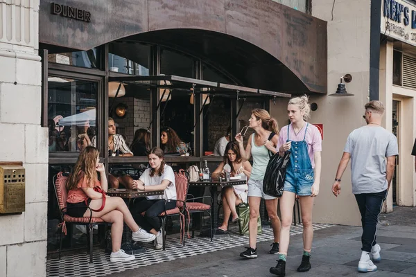 Londres Reino Unido Julho 2018 Pessoas Sentadas Mesas Livre Diner — Fotografia de Stock