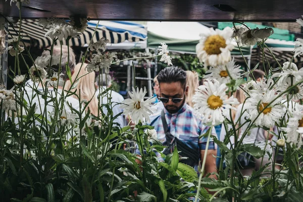 London Inggris Juli 2018 Orang Orang Membeli Tanaman Dan Bunga — Stok Foto