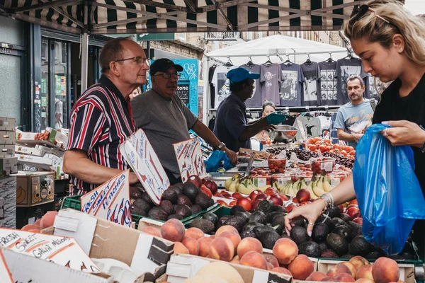 Londres Reino Unido Julio 2018 Mujer Comprando Frutas Frescas Brick —  Fotos de Stock