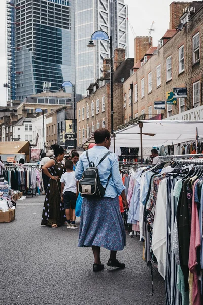 London July 2018 Woman Browsing Clothes Sale Pettycoat Lane Market — Stock Photo, Image