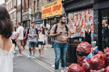Londra, İngiltere - 22 Temmuz 2018: Brick Lane, Londra üzerinde yürüyen insanlar. Sokakta Londra'nın Bangladeşli-Sylheti toplum kalbidir ve onun çok sayıda köri ev için ünlüdür.