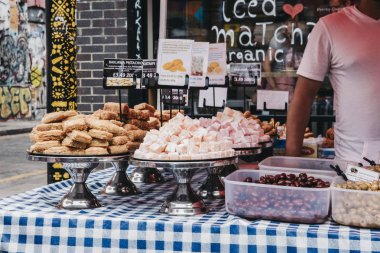 Londra, İngiltere - 22 Temmuz 2018: Akdeniz çeşitli tatlılar Brick Lane Market, East London, kalbinde çok popüler bir Pazar pazarı satış. 