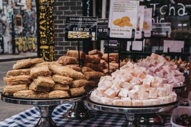 Londra, İngiltere - 22 Temmuz 2018: Akdeniz çeşitli tatlılar Brick Lane Market, East London, kalbinde çok popüler bir Pazar pazarı satış. 