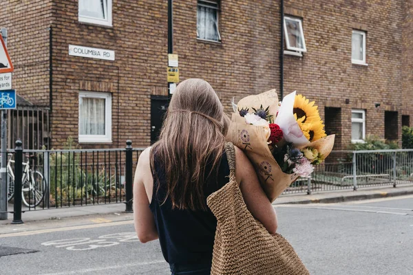 Londres Reino Unido Julio 2018 Gente Lleva Plantas Flores Compradas — Foto de Stock