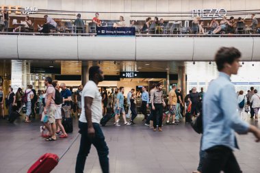 Londra, İngiltere - 26 Temmuz 2018: Pret A Manger kafe King's Cross istasyonuna, Londra ve önemli ulaşım merkezi bulunan en büyük tren garları biri içinde geçmiş yürürken insanlar.