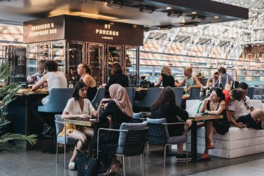 Londra, İngiltere - 26 Temmuz 2018: St. Pancras İstasyonu, Londra ve Eurostar ana sayfa bulunan en büyük tren garları içinde bir barda oturan insanlar.
