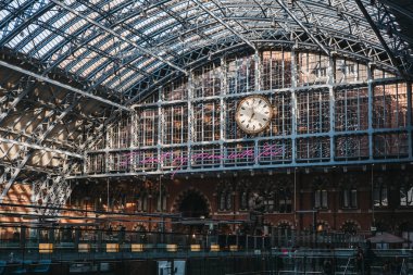 Londra, İngiltere - 26 Temmuz 2018: İç St. Pancras İstasyonu, yukarıdan görünüm. St. Pancras Londra ve Eurostar ana sayfa bulunan en büyük tren garları biridir.