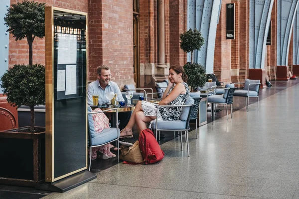 Londres Reino Unido Julho 2018 Pessoas Sentadas Bar Dentro Estação — Fotografia de Stock