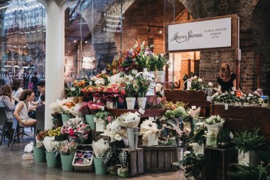 Londra, İngiltere - 26 Temmuz 2018: Moyses Stevens çiçekçi durak hall St. Pancras İstasyonu içinde. St. Pancras Londra ve Eurostar ana sayfa bulunan en büyük tren garları biridir.