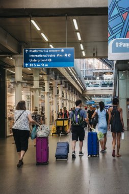 Londra, İngiltere - 26 Temmuz 2018: İnsanlar St. Pancras İstasyonu, arka görüş içinde yürüme. St. Pancras Londra ve Eurostar ana sayfa bulunan en büyük tren garları biridir.