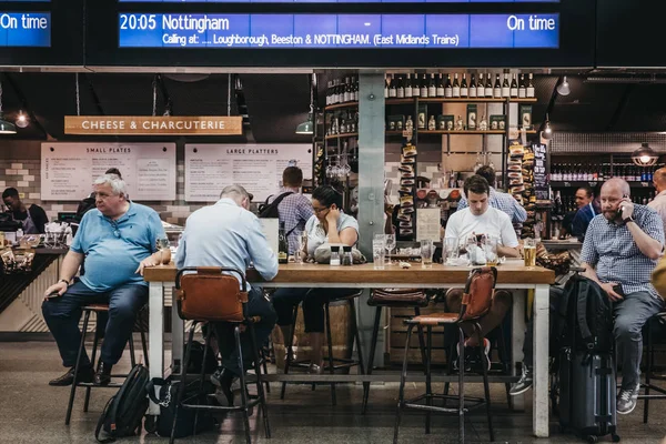 Лондон Великобритания Июля 2018 Года Люди Сидящие Кафе Ждут Свои — стоковое фото