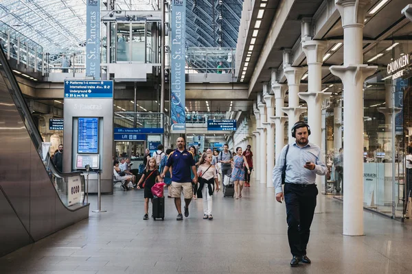 London Verenigd Koninkrijk Juli 2018 Mensen Lopen Binnen Pancras Station — Stockfoto