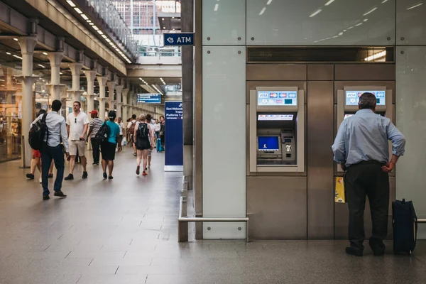 London Juli 2018 Mann Benutzt Geldautomat Bahnhof Pancras Passanten Gehen — Stockfoto