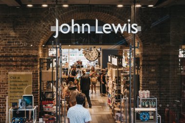 Londra, İngiltere - 26 Temmuz 2018: İnsanlar John Lewis dükkanı St. Pancras İstasyonu, Londra ve Eurostar ana sayfa bulunan en büyük tren garları içeri girme.