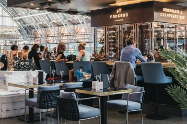 Londra, İngiltere - 26 Temmuz 2018: St. Pancras İstasyonu, Londra ve Eurostar ana sayfa bulunan en büyük tren garları içinde bir barda oturan insanlar.