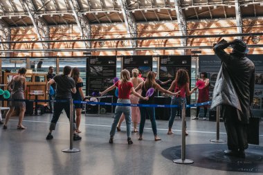 Londra, İngiltere - 26 Temmuz 2018: retro dans olayı St. Pancras İstasyonu, Londra içinde katılan kişi. St. Pancras Londra ve Eurostar ana sayfa bulunan en büyük tren garları biridir.