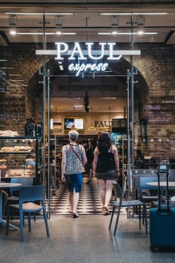 Londra, İngiltere - 26 Temmuz 2018: Paul Express Kafe St. Pancras İstasyonu, Londra ve Eurostar ana sayfa bulunan en büyük tren garları içeri giren iki kadın.