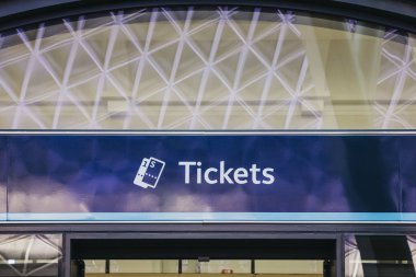 Londra, İngiltere - 26 Temmuz 2018: Bilet hall işaret içinde King's Cross istasyonuna, bir büyük tren istasyonları Londra ve önemli ulaşım merkezi.