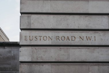 Londra, İngiltere - 26 Temmuz 2018: Sokak adı Euston Road bir binanın bir tarafı üzerine kazınmış. Yolun, Londra Trafik sıkışıklığı ücreti bölge sınır Londra iç çevre yolu ve formlar parçası bir parçasıdır.
