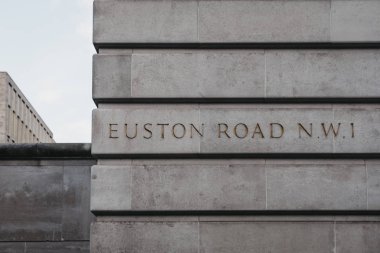 Londra, İngiltere - 26 Temmuz 2018: Sokak adı Euston Road bir binanın bir tarafı üzerine kazınmış. Yolun, Londra Trafik sıkışıklığı ücreti bölge sınır Londra iç çevre yolu ve formlar parçası bir parçasıdır.