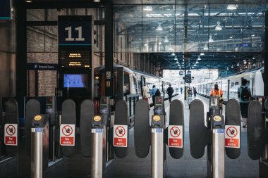 Londra, İngiltere - 26 Temmuz 2018: King's Cross istasyonuna, bir büyük tren istasyonları Londra ve önemli ulaşım merkezi bir platform üzerinde tren doğru yürüyen insanlar.