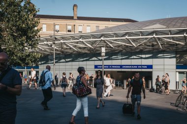 Londra, İngiltere - 26 Temmuz 2018: King's Cross istasyonuna, bir büyük tren istasyonları Londra ve önemli ulaşım merkezi girişinde önünde yürüyen insanlar.