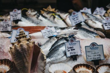 Londra, İngiltere - 24 Temmuz 2018: Taze balık Borough Market bir balık satıcısı ahır satış en büyük ve en eski gıda biri Londra'da pazarlar.