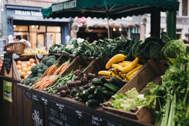 Londra, İngiltere - 24 Temmuz 2018: Taze sebze Borough Market Ted'in sebze ahır satış en büyük ve en eski gıda biri Londra'da pazarlar.