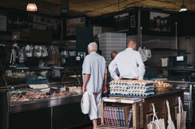 Londra, İngiltere - 24 Temmuz 2018: Müşteriler bir kasap stand Borough Market içinde en büyük ve en eski gıda biri Londra'da pazarlar.