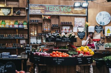 Londra, İngiltere - 24 Temmuz 2018: Taze sebze Borough Market Ted'in sebze ahır satış en büyük ve en eski gıda biri Londra'da pazarlar.
