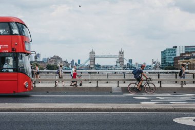 Londra, İngiltere - 24 Temmuz 2018: Bisikletçi, yayalar ve London Bridge, Londra, İngiltere, Thames Nehri ve Tower Bridge çift katlı otobüse arka planda. Bisiklete binme şehir etrafında almak için popüler bir yoludur.