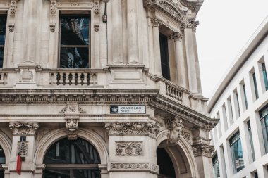 Londra, İngiltere - 24 Temmuz 2018: Sokak adı işareti Gracechurch Sokağı City, Londra, Londra'nın ünlü Finans Merkezi binasında bir tarafında.