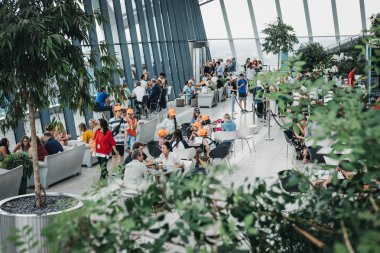 Londra, İngiltere - 24 Haziran 2018: Sky Garden içinde insanlar, Londra'nın en yüksek kamu bahçe bir cam kubbe 20 Fenchurch Street içinde yer alan.