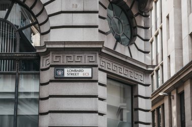 Londra, İngiltere - 24 Temmuz 2018: Sokak adı işareti Lombard Street City, Londra, Londra'nın ünlü Finans Merkezi binasında bir tarafında.