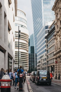 Londra, İngiltere - 24 Temmuz 2018: City of London, Londra'nın ünlü finans merkezi bir sokakta siyah kabinler.