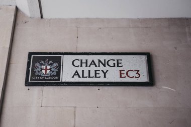 Londra, İngiltere - 24 Temmuz 2018: Sokak adı işareti değişikliği Alley City, Londra, Londra'nın ünlü Finans Merkezi binasında bir tarafında.