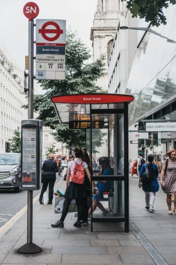 Londra, İngiltere - 24 Temmuz 2018: ekmek Street otobüs durağı City, Londra, Londra'nın ünlü finans merkezi otobüs bekleyenler.