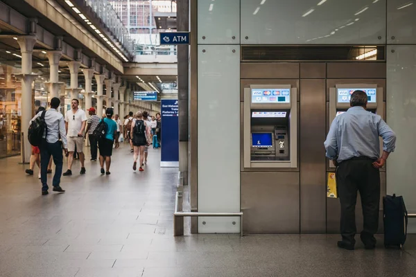 London July 2018 Man Using Atm Pancras Station People Walking — Stock Photo, Image