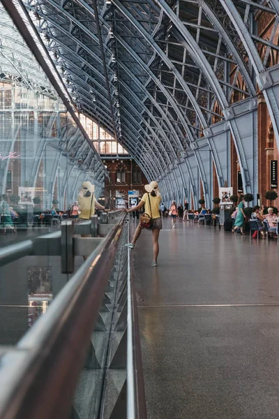 London Verenigd Koninkrijk Juli 2018 Onbekende Vrouw Een Gele Top — Stockfoto