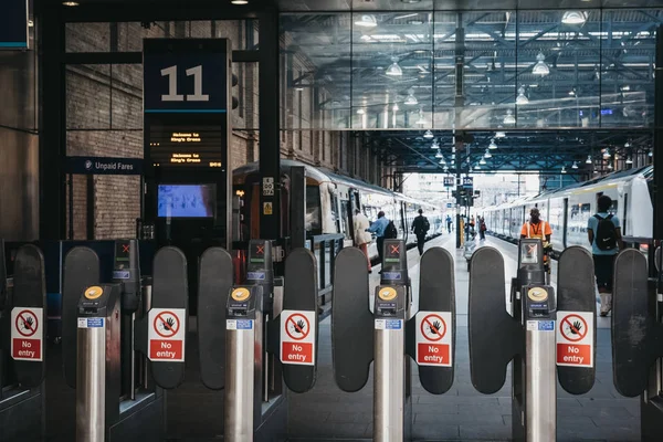 London July 2018 People Walking Train Platform King Cross Station — Stock Photo, Image