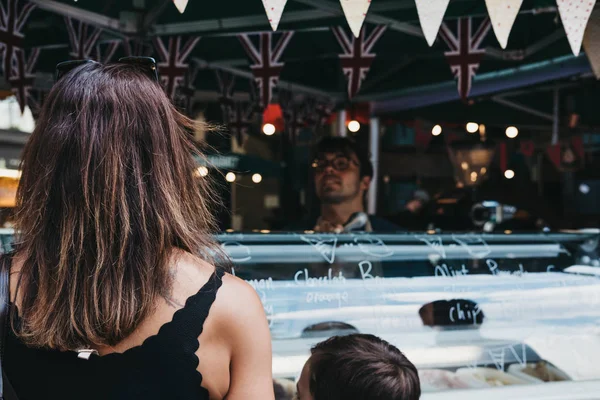 Лондон Великобританія Липня 2018 Люди Замовлення Морозива Стійла Ринку Боро — стокове фото