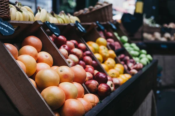 Rij Van Kisten Met Verschillende Soorten Fruit Koop Bij Een — Stockfoto