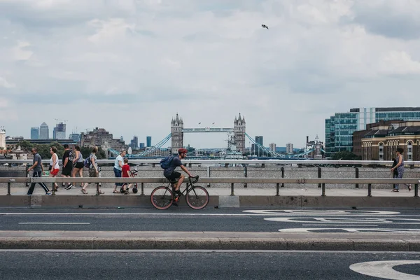 London July 2018 Cyclist Pedestrians London Bridge London River Thames — Stock Photo, Image